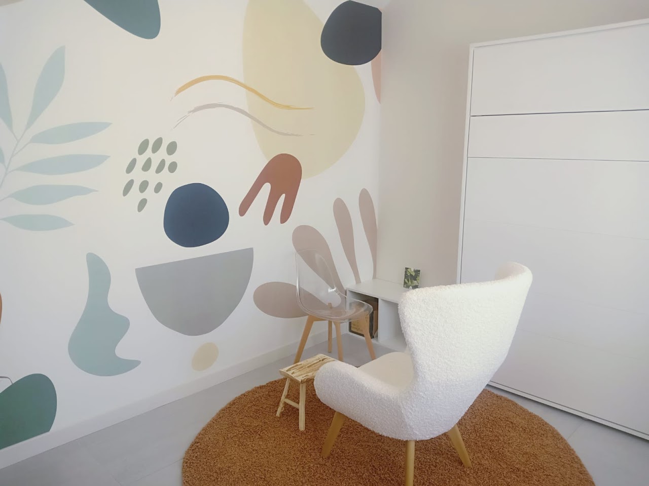 Photo de l'intérieur du cabinet, une pièce très lumineuse, avec un fauteuil confortable et un décoration murale calme et apaisée