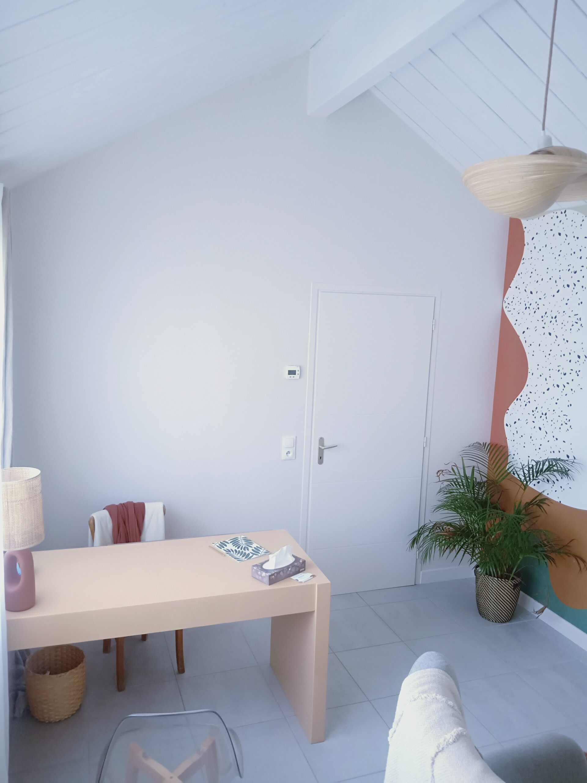 Photo du bureau où les personnes sont accueillies à l'intérieur du cabinet