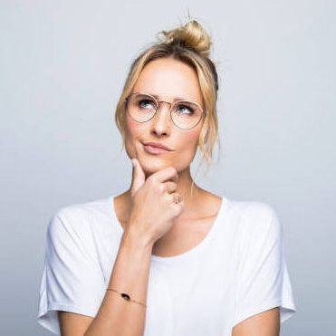 Image d'une femme dont la posture montre qu'elle est en pleine réflexion